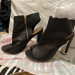 Beautiful Black / Gold Booties